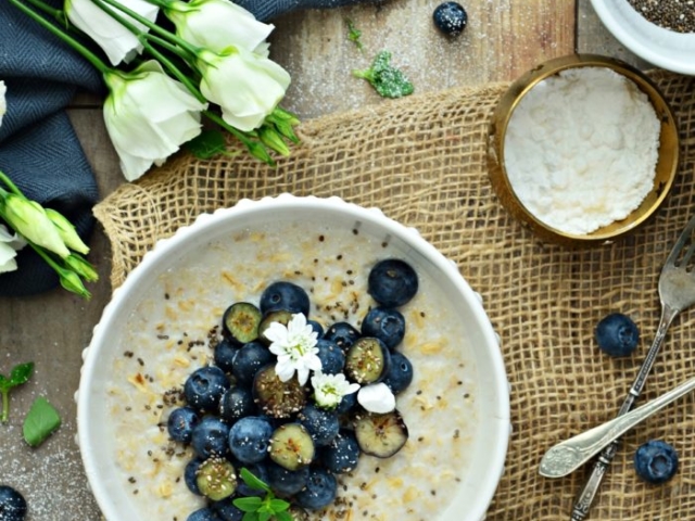 Owsianka z borówkami. Porridge with blueberries.